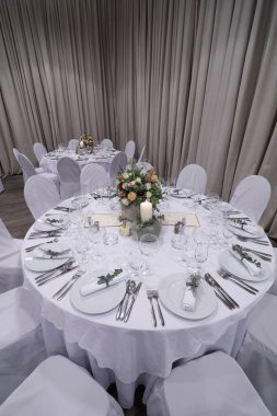 Restoran masalarında çiçek aranjmanları 