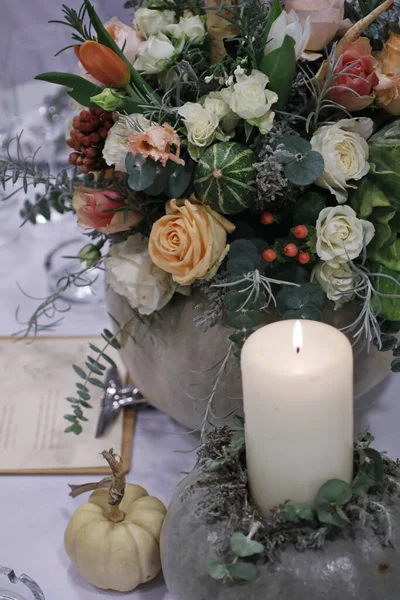 Bloemen Arrangementen Geserveerd Restaurant Tafel — Stockfoto