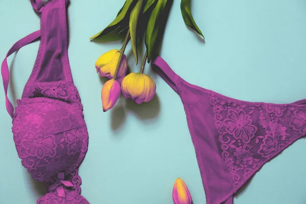 Retro Kolorowe Minimalistyczne Zdjęcie Seksownych Kobiet Koronki Bielizna Tulipany Jasnoniebieskim — Zdjęcie stockowe