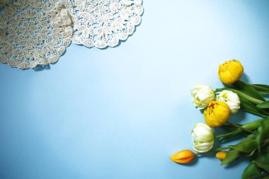 Çeşitli malzemelerle renkli arkaplanın üst görünümü