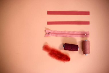 Çeşitli malzemelerle renkli arkaplanın üst görünümü