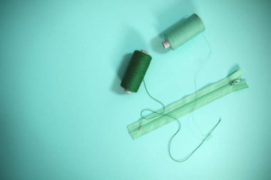 Çeşitli malzemelerle renkli arkaplanın üst görünümü