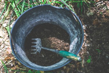 Kürekli paslı metal bir boru.