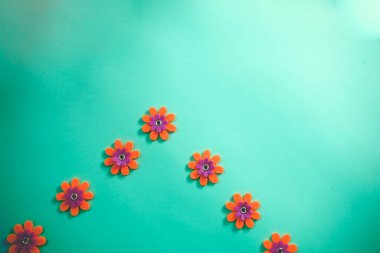 Çeşitli malzemelerle renkli arkaplanın üst görünümü