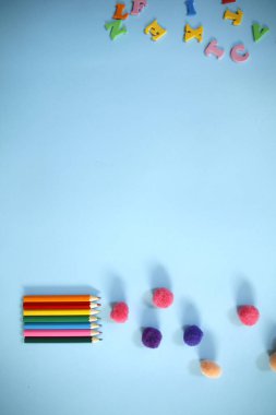 Çeşitli malzemelerle renkli arkaplanın üst görünümü