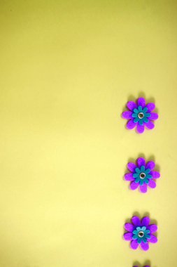 Çeşitli malzemelerle renkli arkaplanın üst görünümü