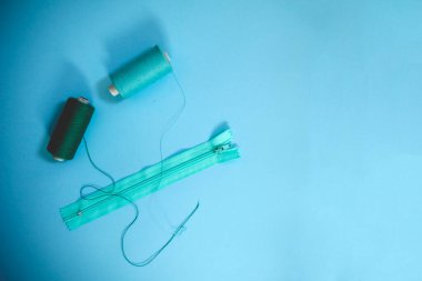 Çeşitli malzemelerle renkli arkaplanın üst görünümü