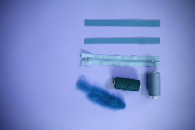 Çeşitli malzemelerle renkli arkaplanın üst görünümü