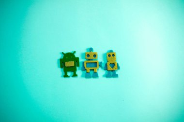 Çeşitli malzemelerle renkli arkaplanın üst görünümü