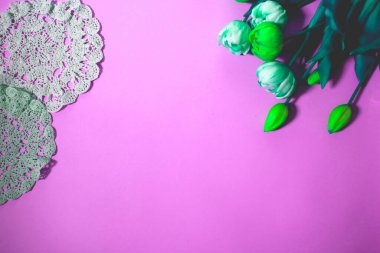 Çeşitli malzemelerle renkli arkaplanın üst görünümü