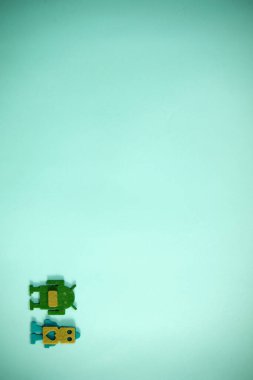 Çeşitli malzemelerle renkli arkaplanın üst görünümü