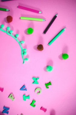 Çeşitli malzemelerle parlak renkli arkaplan