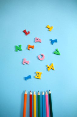 Çeşitli malzemelerle renkli arkaplanın üst görünümü