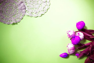 Çeşitli malzemelerle renkli arkaplanın üst görünümü