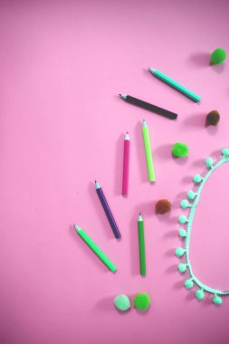 Çeşitli malzemelerle parlak renkli arkaplan