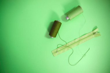 Çeşitli malzemelerle renkli arkaplanın üst görünümü