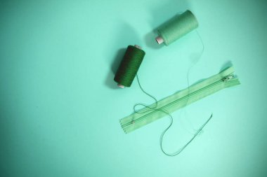 Çeşitli malzemelerle renkli arkaplanın üst görünümü