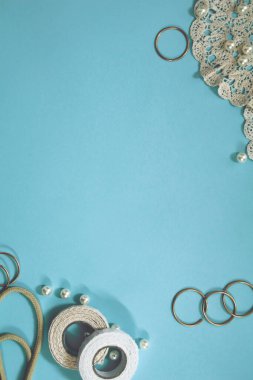 Çeşitli malzemelerle renkli arkaplanın üst görünümü