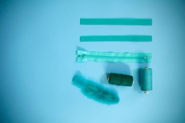 Çeşitli malzemelerle renkli arkaplanın üst görünümü