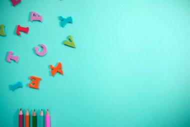 Çeşitli malzemelerle renkli arkaplanın üst görünümü