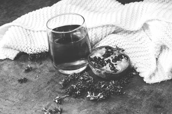 Foto Bianco Nero Bicchiere Caffè Con Una Tazza Una Sciarpa — Foto Stock