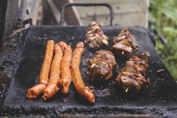 Bahçedeki Izgarada Kızarmış Etle Barbekü — Stok fotoğraf