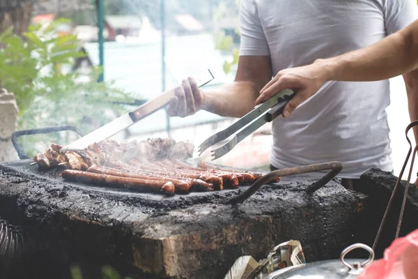 Şef Mutfakta Yemek Pişiriyor — Stok fotoğraf