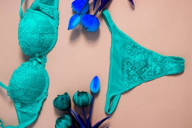 Pembe laleler ve kağıt. Arka planda bahar çiçekleri var.