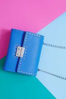 Mor arka planda kredi kartı olan pembe deri cüzdan.