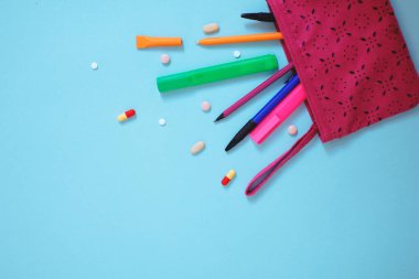 Pembe laleler ve kağıt. Arka planda bahar çiçekleri var.