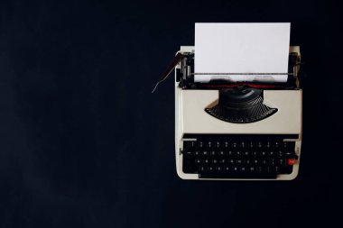 Eski daktiloda boş bir kağıt var.