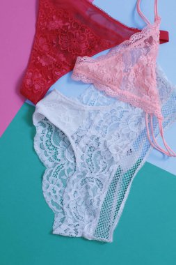 Beyaz arka planda pembe külotlar