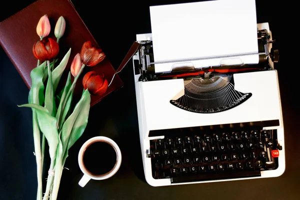 Schrijfmachine Met Blanco Vel Papier Bloemen Tafel — Stockfoto