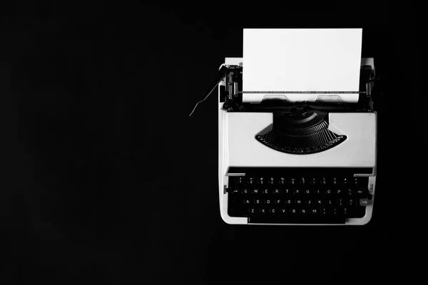 Máquina Escribir Con Hoja Papel Blanco Sobre Fondo Negro —  Fotos de Stock