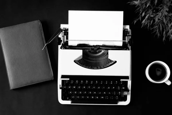 Leeres Weißes Papier Mit Schwarzer Schreibmaschine Und Laptop Auf Dem — Stockfoto