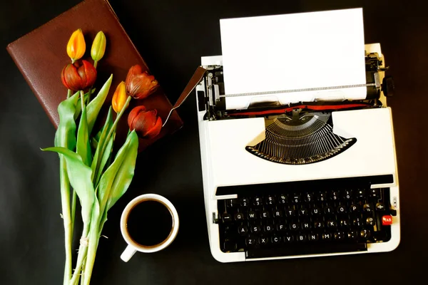 Vintage Typewriter Flowers Paper Table — Stock Photo, Image