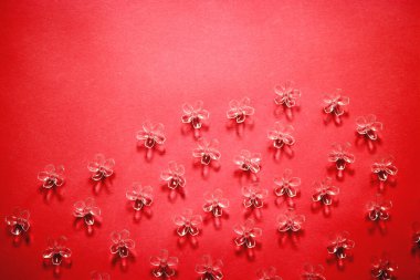 Pembe arka planda kırmızı kağıt çiçekler