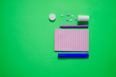 Pembe laleler ve kağıt. Arka planda bahar çiçekleri var.