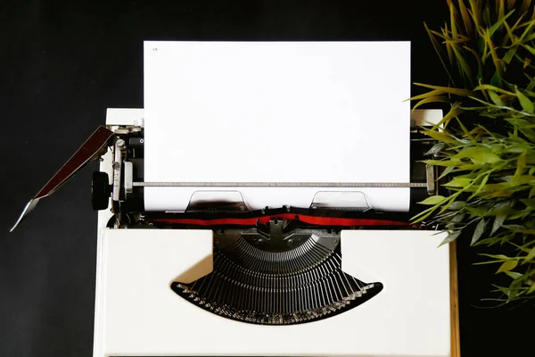 Παλιά Γραφομηχανή Λευκό Φύλλο Και Χαρτί Μαύρο Φόντο — Φωτογραφία Αρχείου