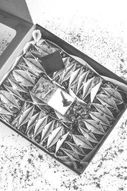 Kutuda küçük ısırık büyüklüğünde tacoların parti ve teslimat için siyah beyaz fotoğrafları, soslu parmak yiyecekleri. 