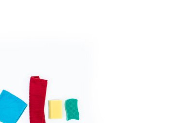 parlak modern düz üst görünüm yakın yatıyordu Temizlik ekipmanları, süngerler ve beyaz arkaplan beyaz whith kopyalama alanı üzerinde renkli paçavralar minimal fotoğraf