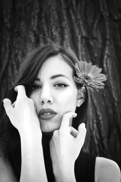 Beautiful Young Woman Posing Outdoors — Stock Photo, Image