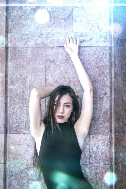 Dışarıda poz veren güzel genç bir kadın.