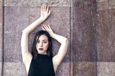 Dışarıda poz veren güzel genç bir kadın.