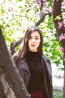 Dışarıda poz veren güzel genç bir kadın.