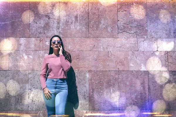 Bela Jovem Mulher Posando Livre — Fotografia de Stock