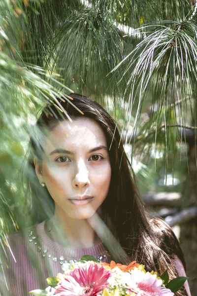 Bella Giovane Donna Posa All Aperto — Foto Stock