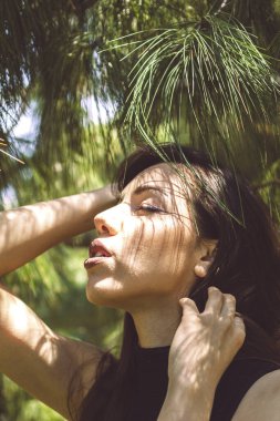 Dışarıda poz veren güzel genç bir kadın.