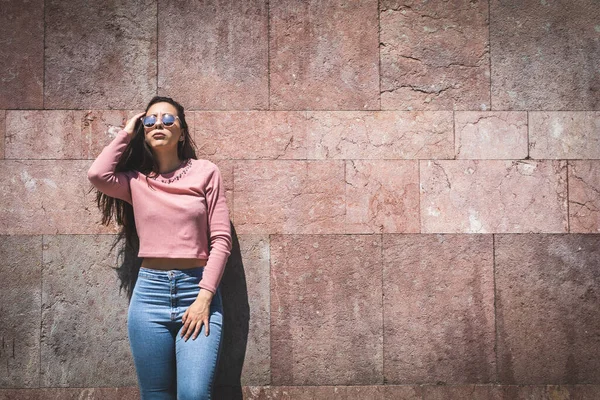 Bella Giovane Donna Posa All Aperto — Foto Stock