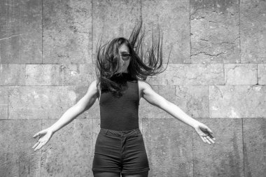 Dışarıda poz veren güzel genç bir kadın.